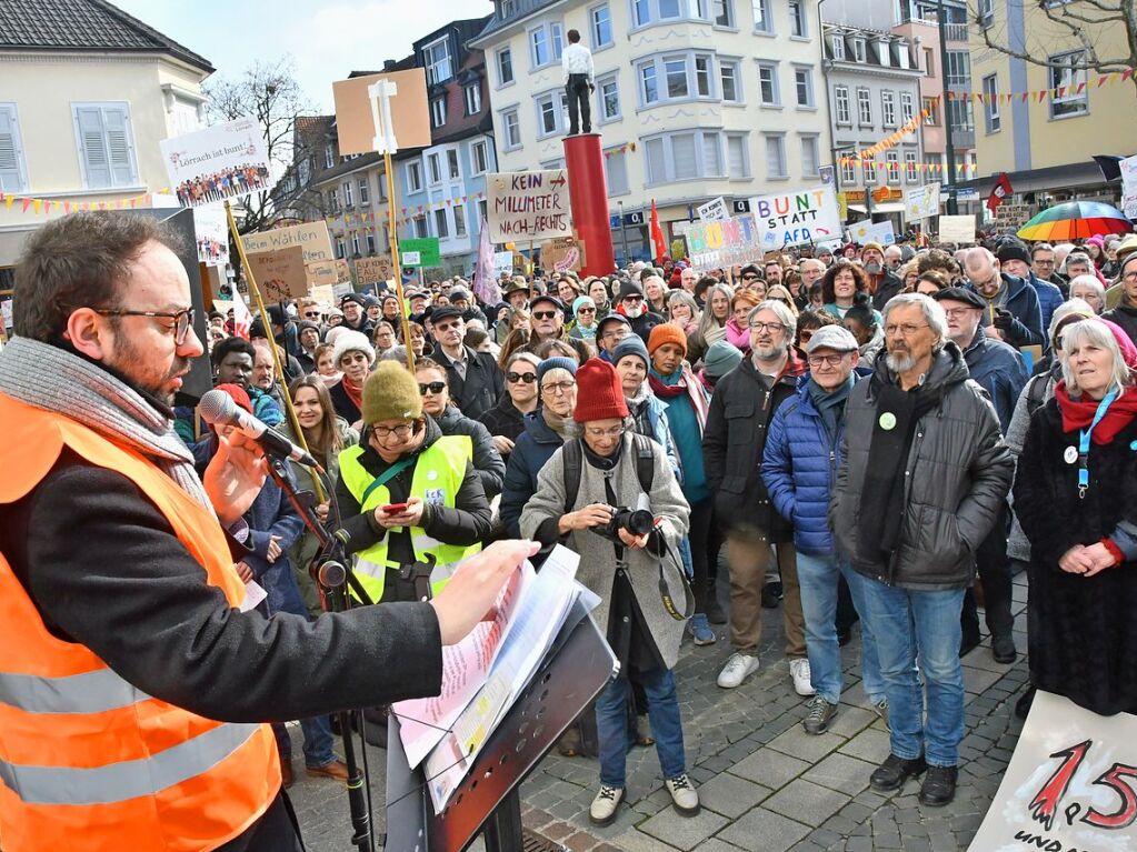 Run 2300 Menschen kamen zur Demokratie-Kundgebung in Lrrach