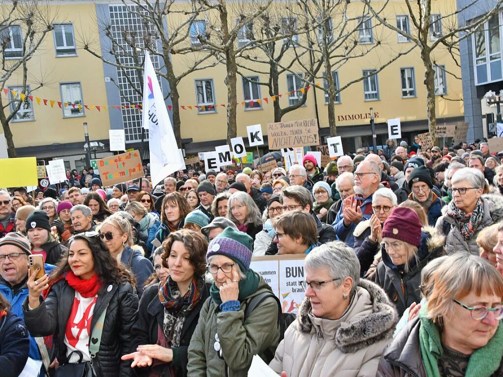 Run 2300 Menschen kamen zur Demokratie-Kundgebung in Lrrach