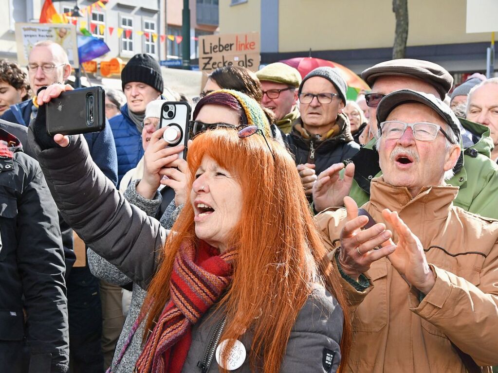 Run 2300 Menschen kamen zur Demokratie-Kundgebung in Lrrach