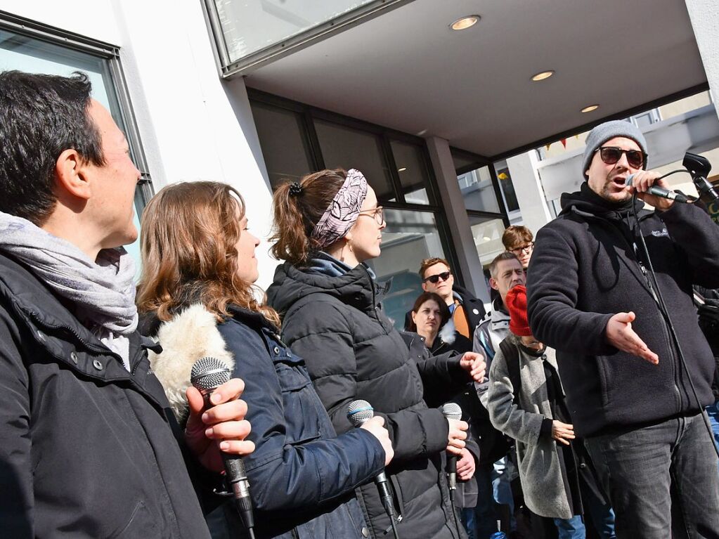 Run 2300 Menschen kamen zur Demokratie-Kundgebung in Lrrach