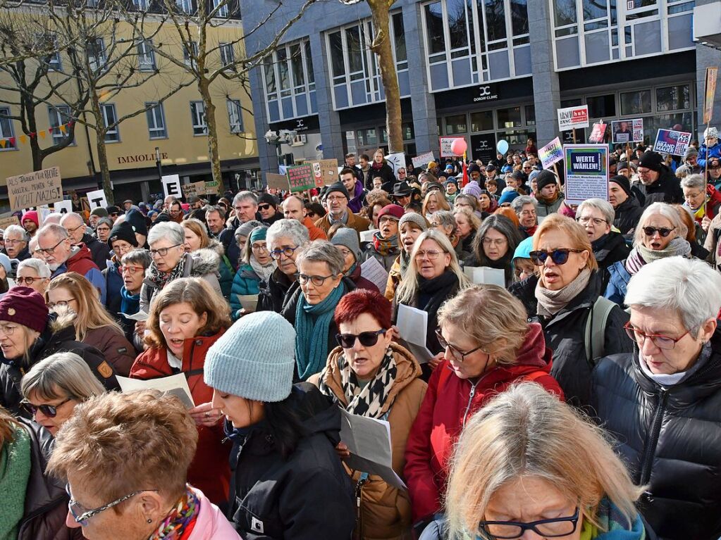 Run 2300 Menschen kamen zur Demokratie-Kundgebung in Lrrach