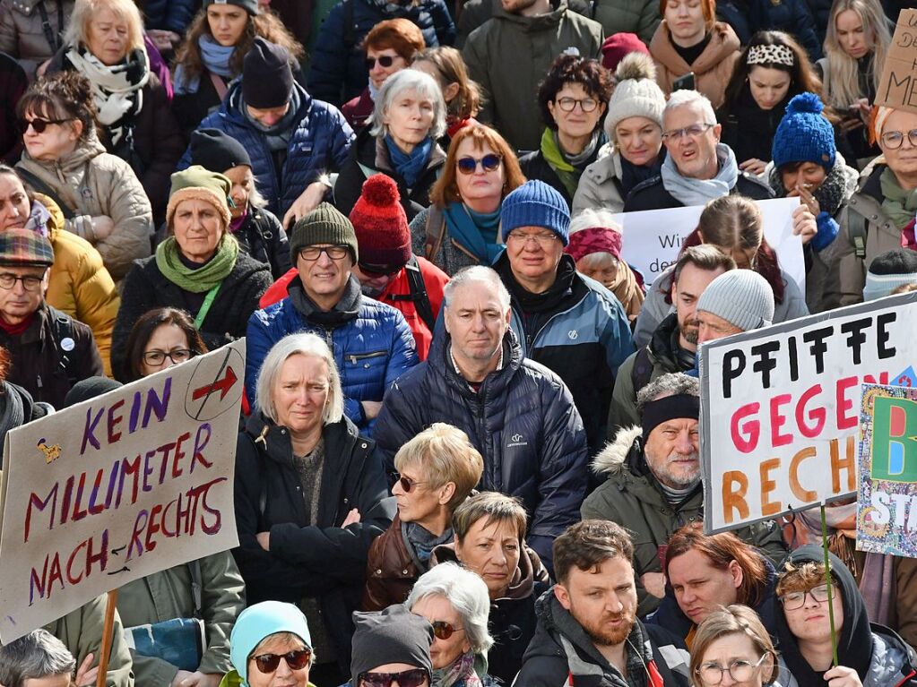 Run 2300 Menschen kamen zur Demokratie-Kundgebung in Lrrach