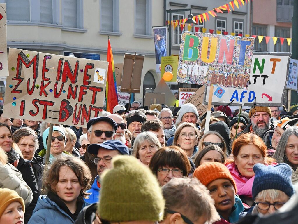 Run 2300 Menschen kamen zur Demokratie-Kundgebung in Lrrach