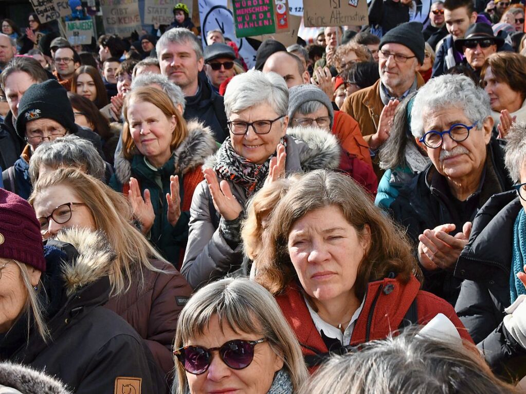 Run 2300 Menschen kamen zur Demokratie-Kundgebung in Lrrach