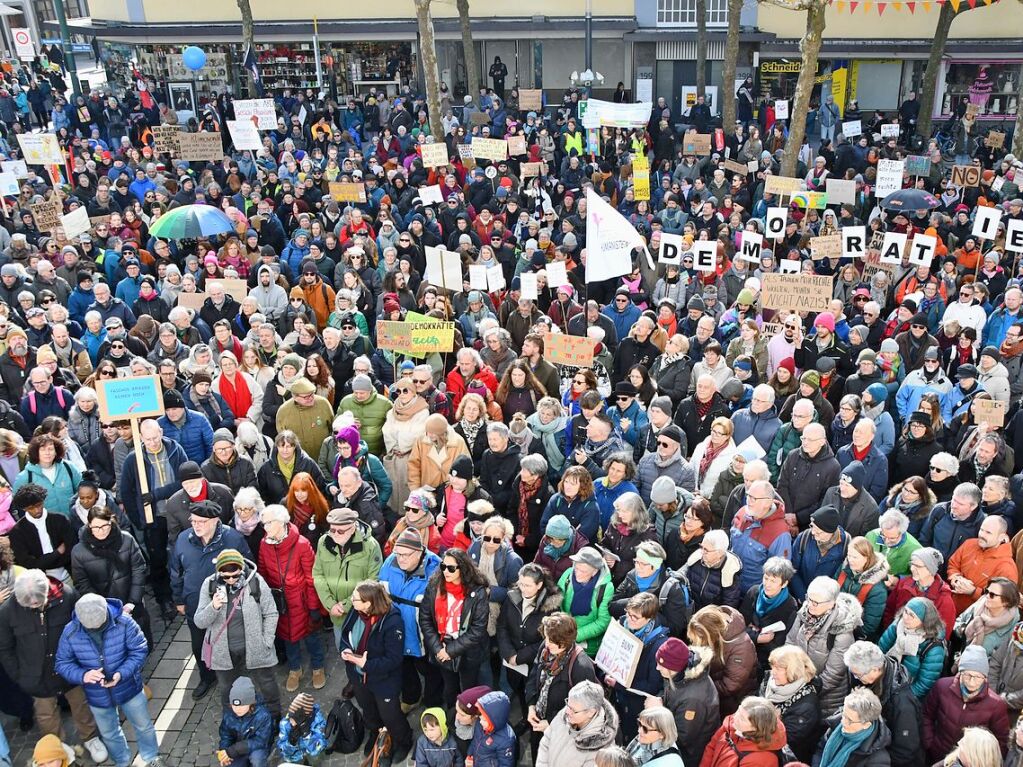 Run 2300 Menschen kamen zur Demokratie-Kundgebung in Lrrach