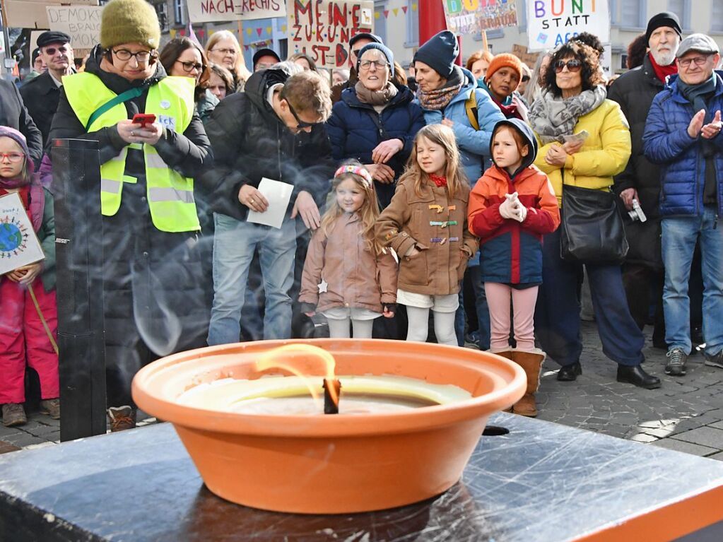 Run 2300 Menschen kamen zur Demokratie-Kundgebung in Lrrach