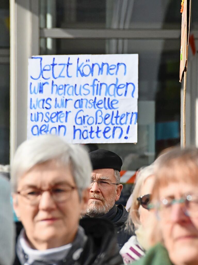 Run 2300 Menschen kamen zur Demokratie-Kundgebung in Lrrach