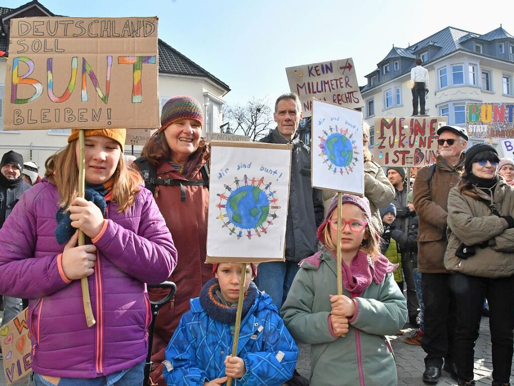 Run 2300 Menschen kamen zur Demokratie-Kundgebung in Lrrach