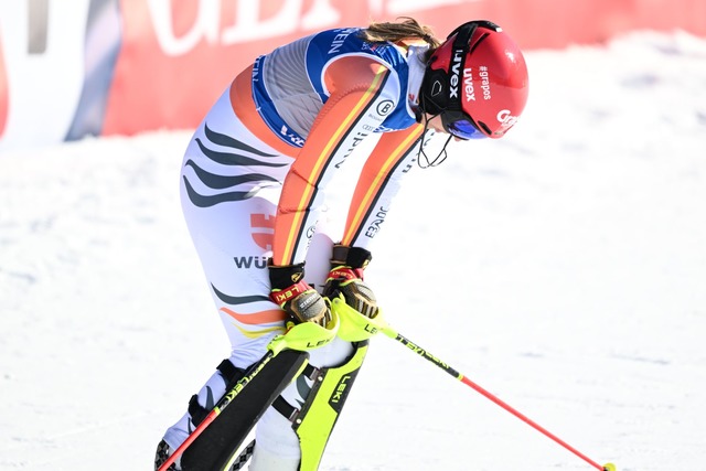 Mit den Kr&auml;ften am Ende: Die ange...ene Lena D&uuml;rr nach dem WM-Slalom.  | Foto: Barbara Gindl/APA/dpa