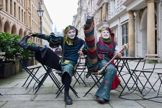 Verkleidete Besucher posieren w&auml;h...schen Maskenzaubers in den Colonnaden.  | Foto: Georg Wendt/dpa