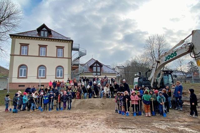 Spatenstich fr Auggener Schulerweiterung mit vielen kleinen Hnden
