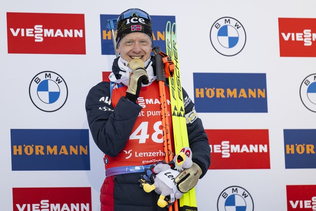 Johannes Thingnes B&ouml; holt seine 21. WM-Goldmedaille - das ist Rekord.  | Foto: Gian Ehrenzeller/KEYSTONE/dpa