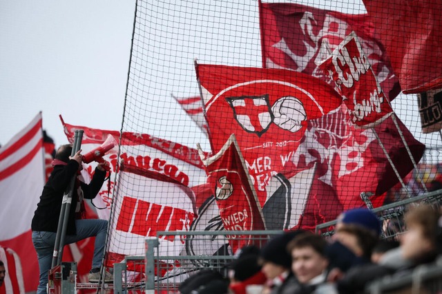 Die mitgereisten Freiburger Fans haben...- der Sportclub gewinnt auf St. Pauli.  | Foto: Christian Charisius (dpa)