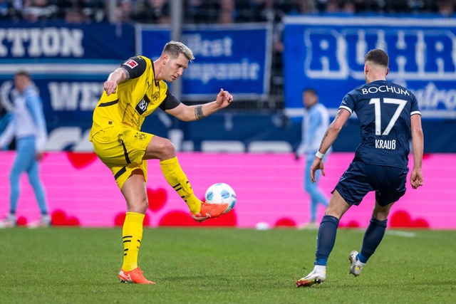 Dortmunds Verteidiger Niklas S&uuml;le leistete sich einen gro&szlig;en Fehler.  | Foto: David Inderlied/dpa