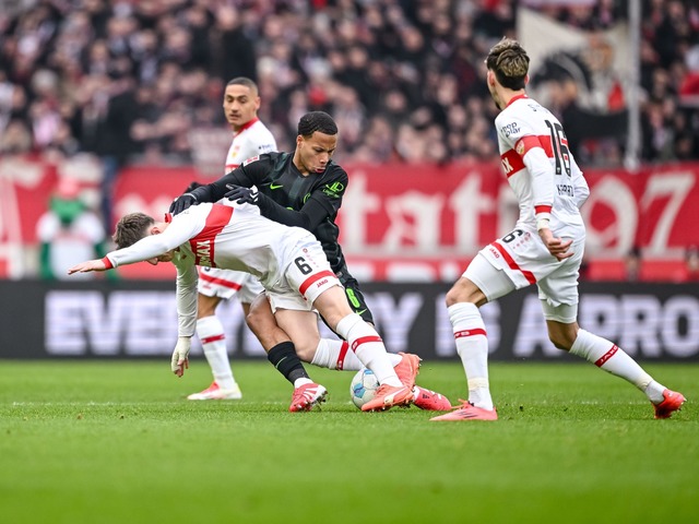 Der VfB und Wolfsburg lieferten sich ein umk&auml;mpftes Duell.  | Foto: Harry Langer/dpa