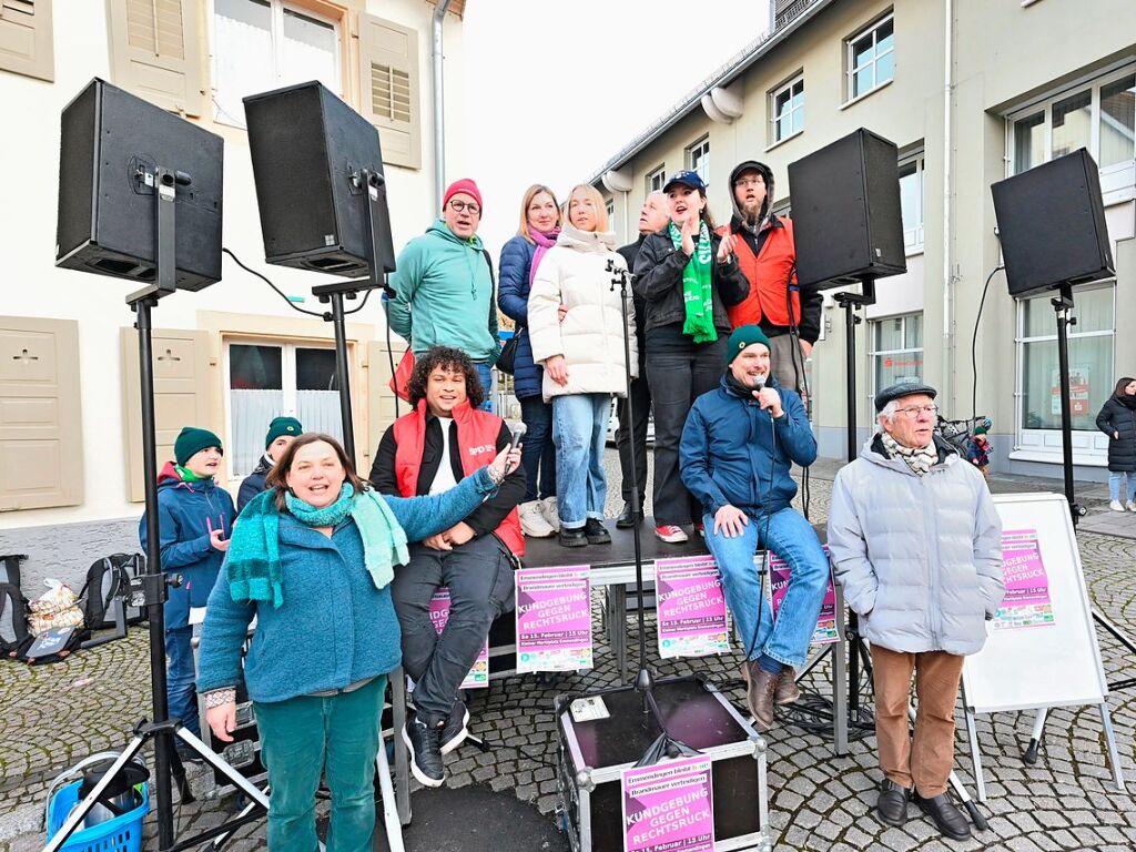 Wert Euch, leistet Widerstand –  die Redner bilden zum Abschluss einen generationenbergreifenden Chor