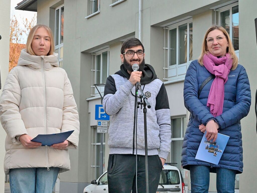 Als Flchtlinge sind Sophia (links) und Iryna Vaharova aus der Ukraine und Fahim Alizada um ihre Zukunft besorgt