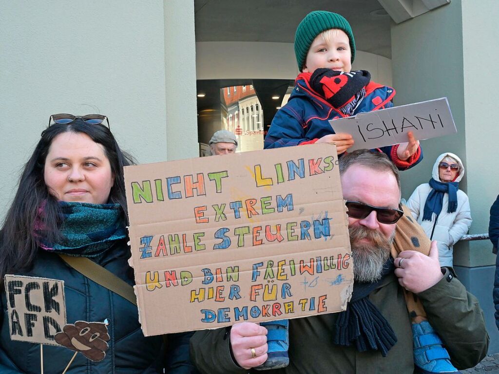 350 Teilnehmer kamen am Samstagnachmittag zur Protestveranstaltung gegen den Rechtsruck auf den kleinen Emmendinger Marktplatz.