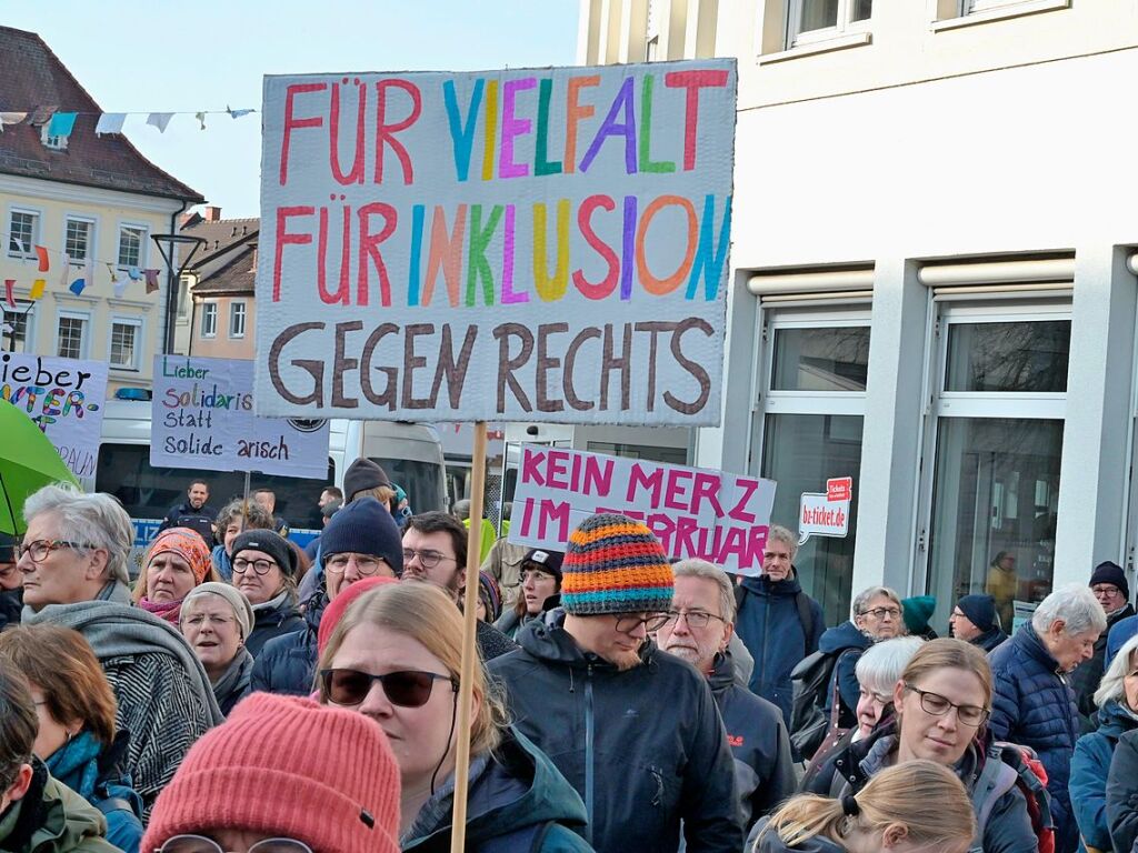 350 Teilnehmer kamen am Samstagnachmittag zur Protestveranstaltung gegen den Rechtsruck auf den kleinen Emmendinger Marktplatz.