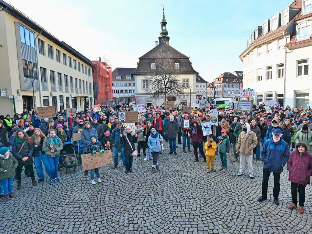 350 Teilnehmer kamen am Samstagnachmittag zur Protestveranstaltung gegen den Rechtsruck auf den kleinen Emmendinger Marktplatz.