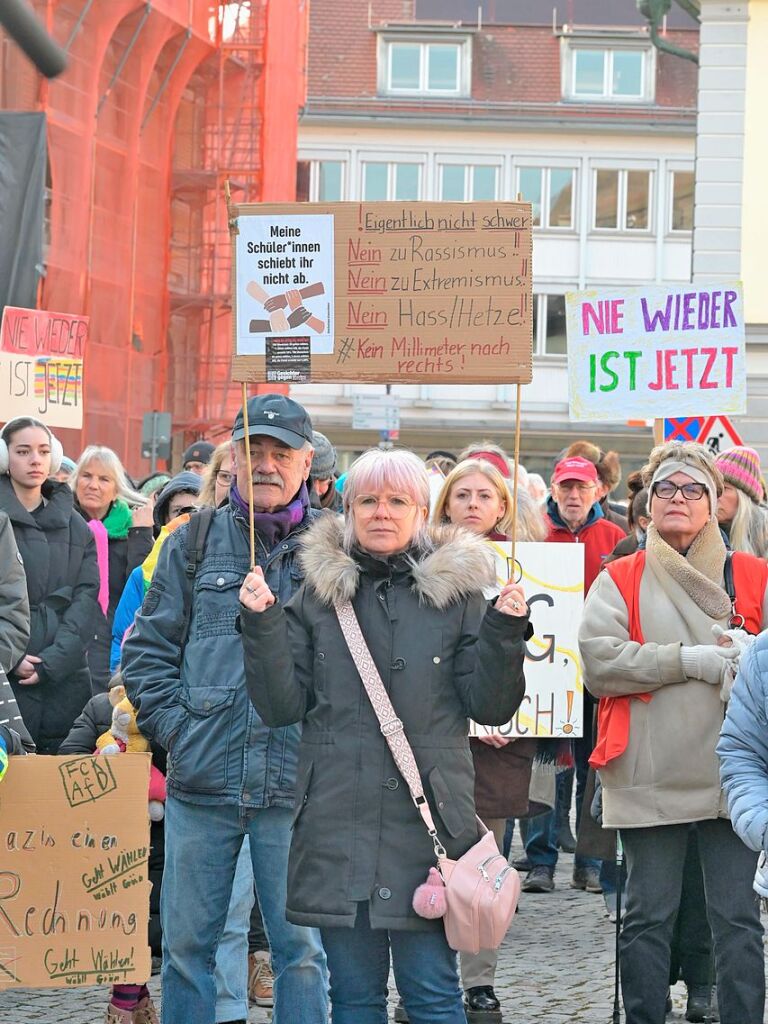 350 Teilnehmer kamen am Samstagnachmittag zur Protestveranstaltung gegen den Rechtsruck auf den kleinen Emmendinger Marktplatz.