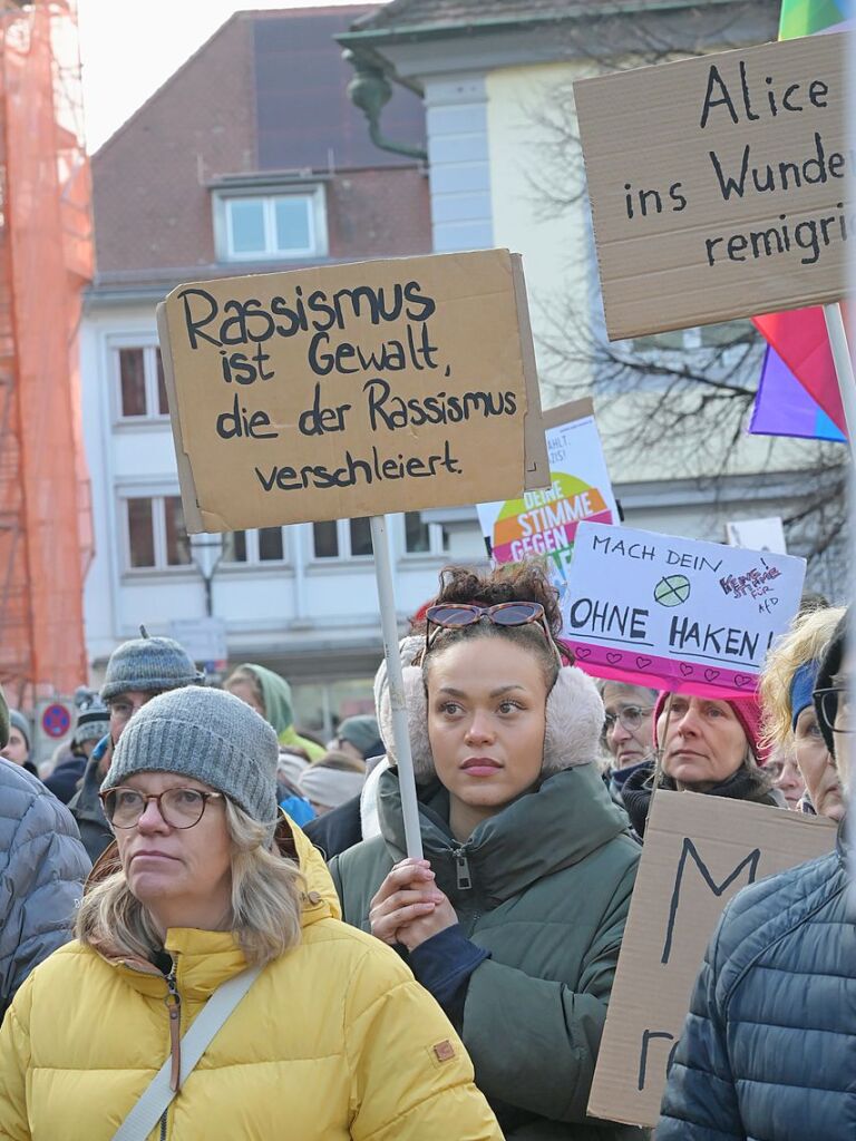 350 Teilnehmer kamen am Samstagnachmittag zur Protestveranstaltung gegen den Rechtsruck auf den kleinen Emmendinger Marktplatz.