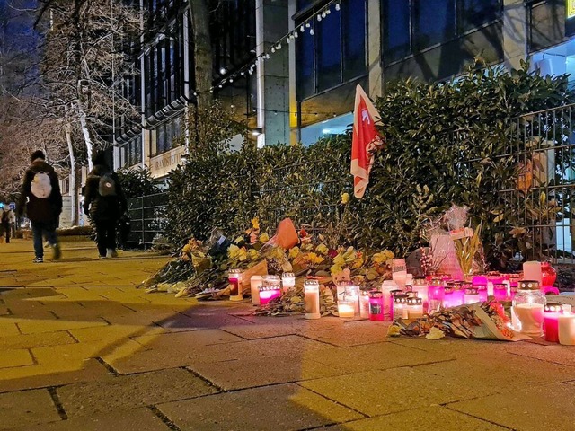 Kerzen und eine Verdi-Fahne am Anschlagsort in Mnchen.  | Foto: Pia Bayer (dpa)