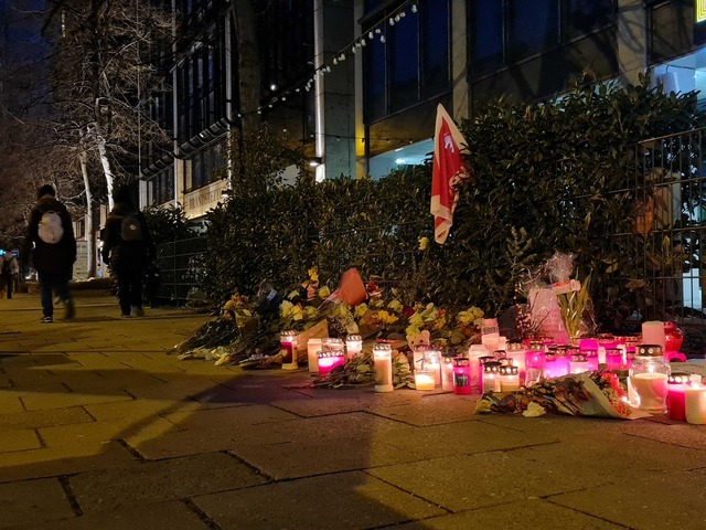 Am Ort des Anschlags haben Menschen Blumen und Kerzen niedergelegt.  | Foto: Pia Bayer/dpa