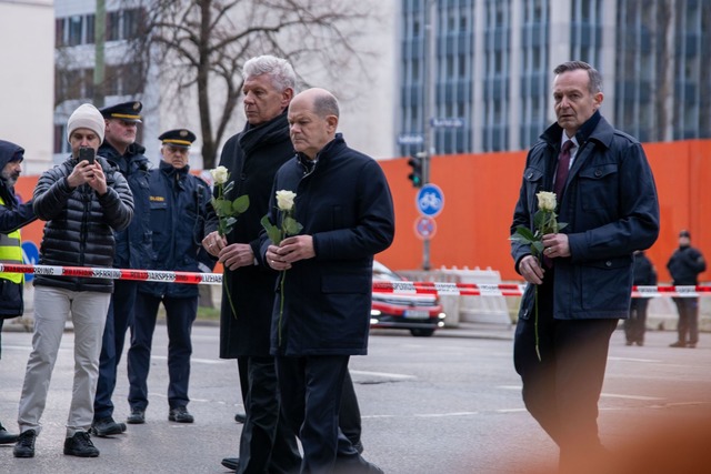 Bundeskanzler Olaf Scholz (SPD) hat am...) zum Gedenken eine Rose niedergelegt.  | Foto: Pia Bayer/dpa