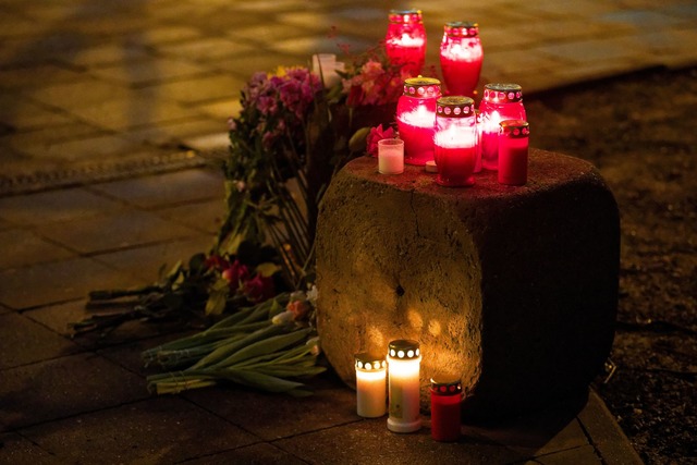 Menschen haben Kerzen aufgestellt.  | Foto: Tizian Gerbing/dpa