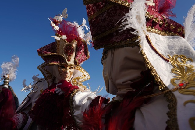 Karneval in Venedig: Ein Paar tr&auml;...des historischen Karnevals in Venedig.  | Foto: Antonio Calanni/AP/dpa