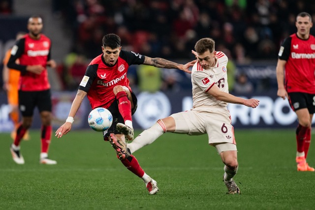 Die Bayern um Joshua Kimmich (r) erk&a...en sich ein Remis bei Bayer Leverkusen  | Foto: Marius Becker/dpa