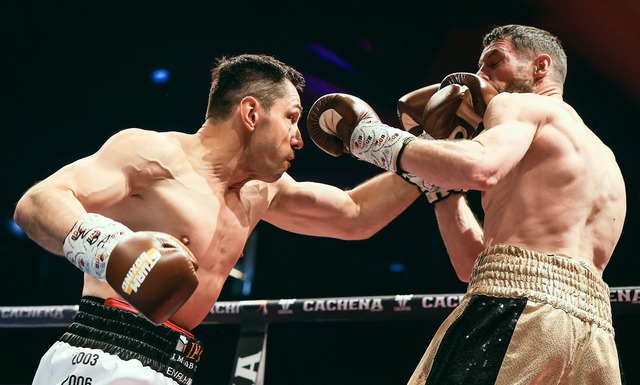 Boxer Felix Sturm (l) trifft seinen Ge...inen ungef&auml;hrdeten Sieg gefeiert.  | Foto: Christoph Schmidt/dpa