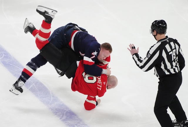 Ohne Puck: USA-Star Tkachuk vs. Kanadas Bennett im 4 Nations-Duell  | Foto: Christinne Muschi/Canadian Press via ZUMA Press/dpa