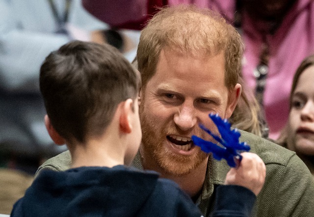 Prinz Harry bei Invictus Games: Herzlicher Moment mit jungem GB-Fan in Vancouver  | Foto: Ethan Cairns/The Canadian Press via AP/dpa