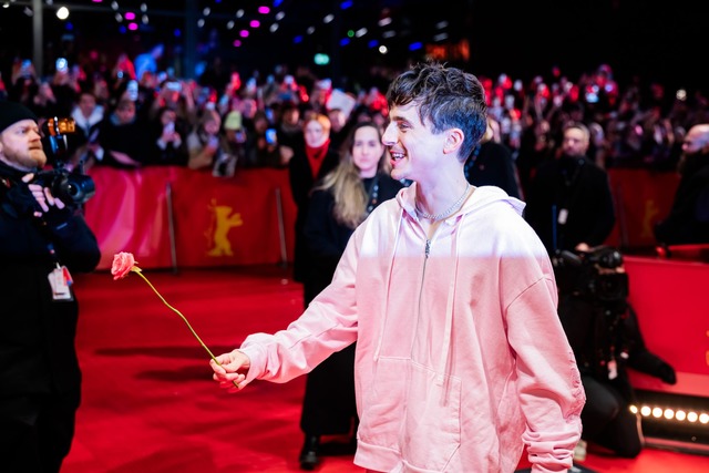 Chalamet kam am Valentinstag - und bekam ein passendes Geschenk.  | Foto: Christoph Soeder/dpa