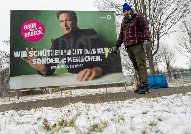 Im Auftrag der Gr&uuml;nen gestaltet d...nger besch&auml;digte Wahlplakate neu.  | Foto: Stefan Puchner/dpa