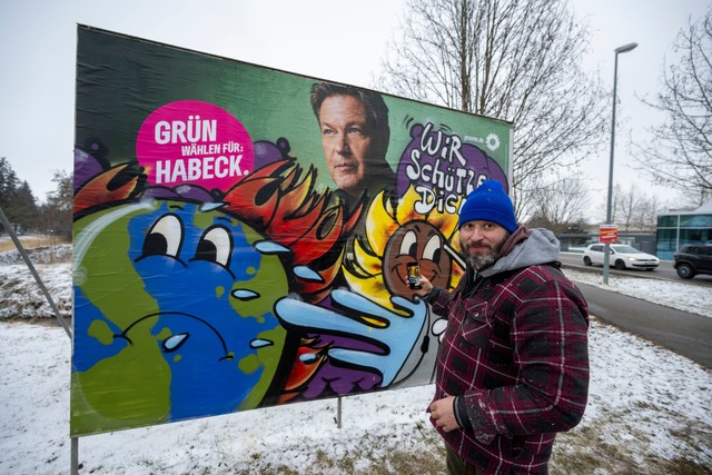 Im Auftrag der Gr&uuml;nen gestaltet d...nger besch&auml;digte Wahlplakate neu.  | Foto: Stefan Puchner/dpa