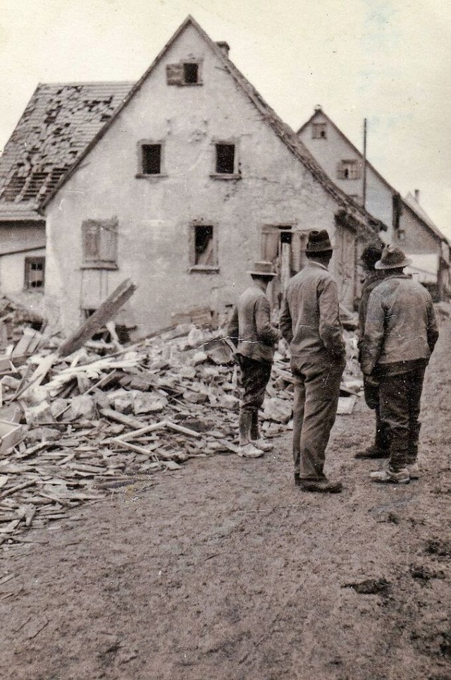 Tote, Verletzte, Zerstrung: Am 19. Fe...5 fielen mehrere Bomben auf Lffingen.  | Foto: Lotte und Walter Ratzer/Archiv Wamer