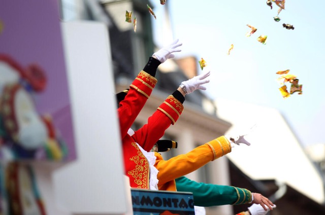 Karnevalisten werfen beim Rosenmontags...Sigkeiten in die Menge (Archivbild).  | Foto: Oliver Berg (dpa)