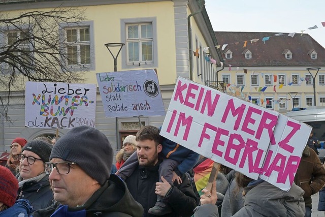 &#8222;Kein Merz im Februar&#8220; steht auf einem der Plakate bei der Demo.  | Foto: Markus Zimmermann