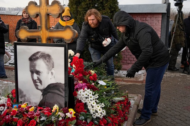 Menschen legen ein Jahr nach dem Tod d...n Moskau Blumen an seinem Grab nieder.  | Foto: Uncredited/AP/dpa