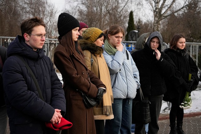 Menschen stehen am Grab des russischen...f in Moskau, ein Jahr nach dessen Tod.  | Foto: Uncredited/AP/dpa