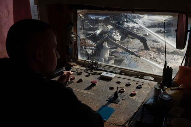 Rohstoffabbau in der Ukraine: Arbeiter...wacht Ilmenit-Gewinnung f&uuml;r Titan  | Foto: Efrem Lukatsky/AP/dpa