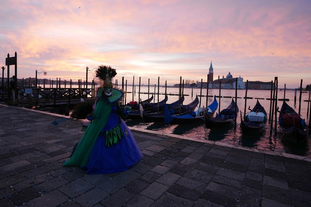 Magie in Venedig: Maskenzauber auf dem Markusplatz beim Karneval  | Foto: Antonio Calanni/AP/dpa