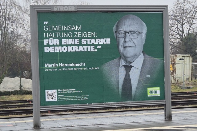 Plakate von Martin Herrenknecht hngen auch am Lahrer Bahnhof.  | Foto: Christian Kramberg