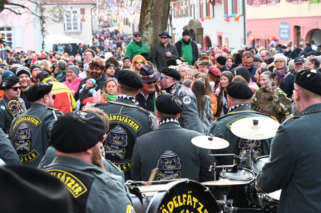 Tausende Besucher strmten am Samstag zum Fasnachtsumzug, den die Burkheimer Schnecken zum Jubilum ihres 55-jhrigen Bestehens auf die Beine stellten.