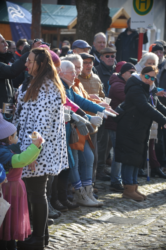 Tausende Besucher strmten am Samstag zum Fasnachtsumzug, den die Burkheimer Schnecken zum Jubilum ihres 55-jhrigen Bestehens auf die Beine stellten.