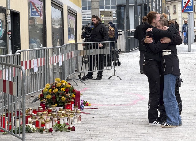 Menschen in Villach trauern nach dem t&ouml;dlichen Messerangriff.  | Foto: Gerd Eggenberger/APA/dpa