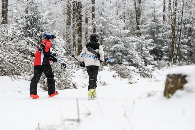 Manche nutzen das Wetter f&uuml;r Wintersport.  | Foto: Swen Pf&ouml;rtner/dpa